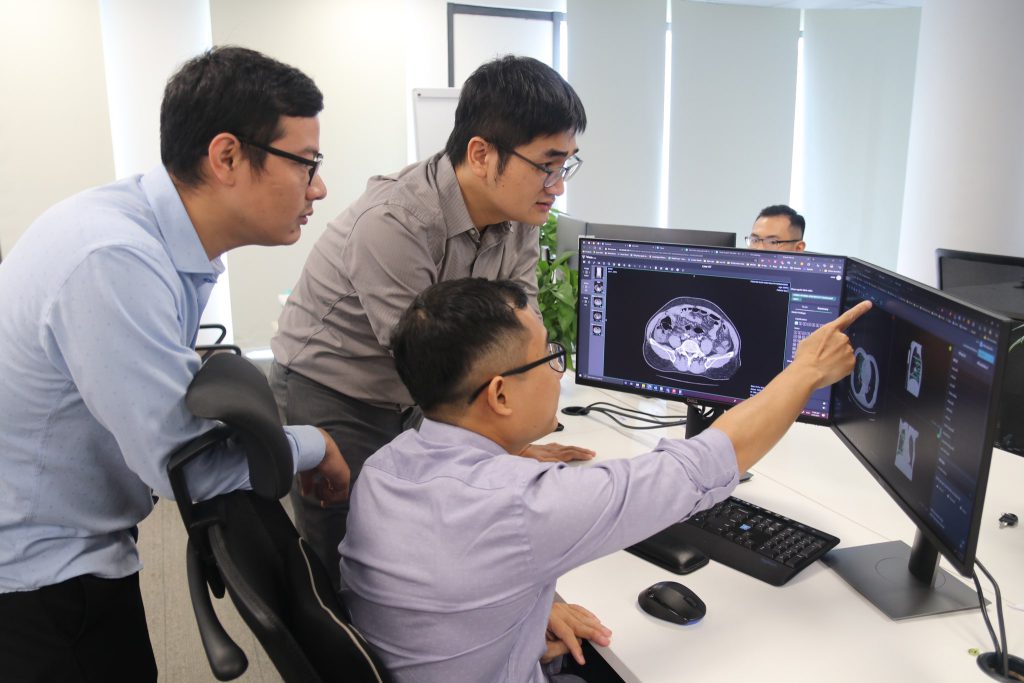 Tại Trung tâm Xử lý ảnh y tế, VinBigdata, những tài năng trẻ được hướng dẫn bởi đội ngũ chuyên gia, kỹ sư hàng đầu