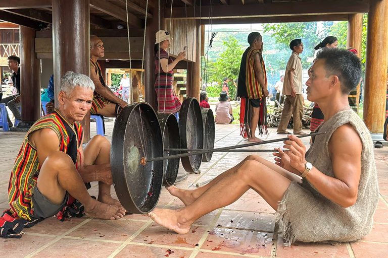 Khám phá đặc trưng văn hóa truyền thống của người Brâu và Rơ-măm